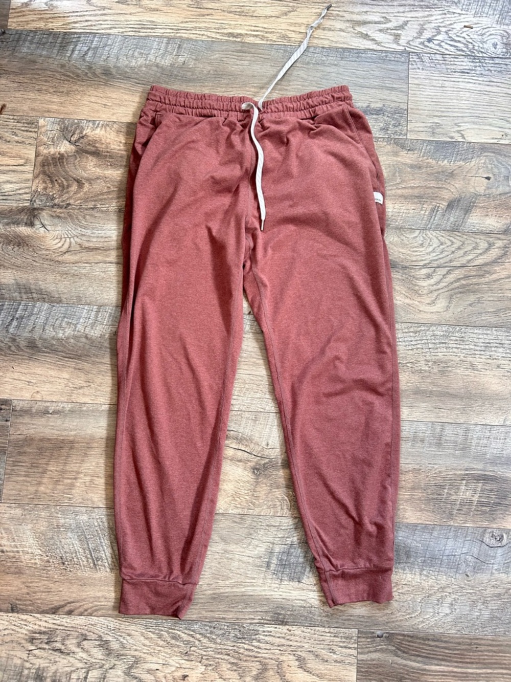 Vuori Rust Red Drawstring jogger sweats